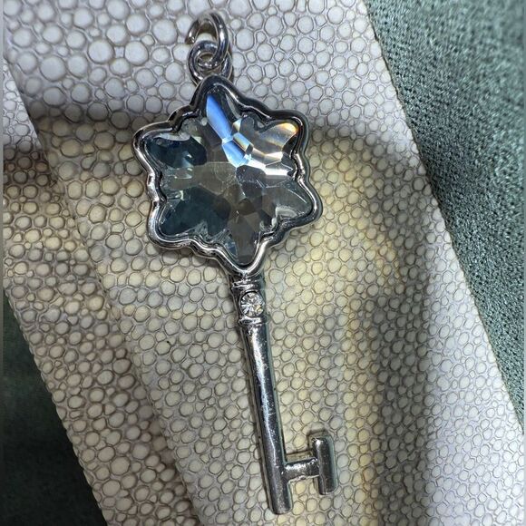 Crystal Star Key Pendant Charm Silver Tone Necklace Accessory - Picture 14 of 17